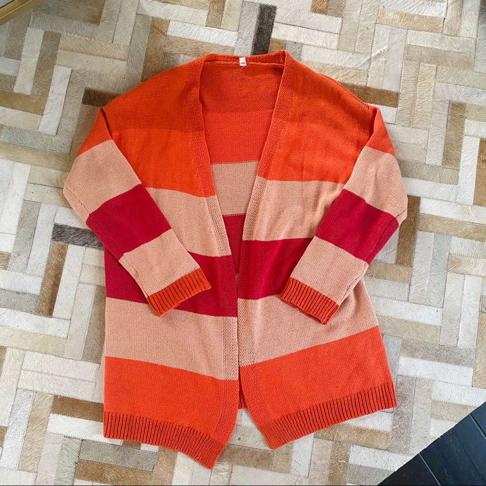 Long sleeved sweater and long lenght. Size L